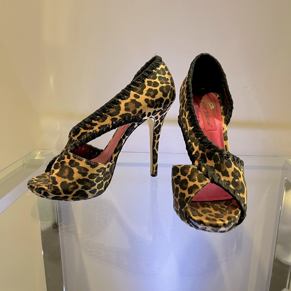 🌸BETSEY JOHNSON🌸. Cheetah print. Leopard. High heels.